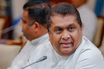 පාර්ලිමේන්තු පොකුර උඩු දුවයි.. ප්‍රභල  රාජ්‍ය අමාත්‍යවරයෙකුට කොවිඩ්.