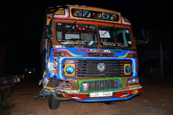 புத்தளத்தில் நேருக்கு நேர் மோதிய வாகங்கள்: இளைஞருக்கு நேர்ந்த சோகம்! | Puttalam Bike Lorry Accident Death Youth Hospital