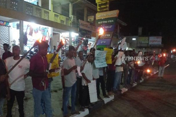 புத்தளம் பஸ் நிலையத்திற்கு முன் தீப்பந்தப் போராட்ட ஈடுபட்ட மக்கள்! | Electricity Price Rise People Protest Puttalam