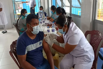 வவுனியாவில் மாவட்ட பொது வைத்தியசாலையில் பல்கலைக்கழக வளாகத்தினருக்கு கோவிட் தடுப்பூசி ஏற்றல்