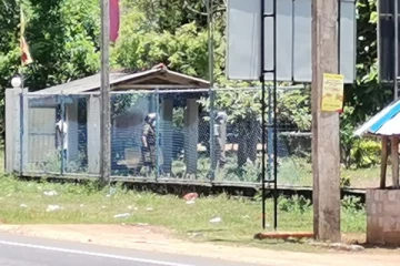 போராட்டக்காரர்களை கண்டு ஒளிந்த கலகத்தடுப்பு பொலிஸார் (Photos)