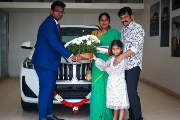 புதிய BMW கார் வாங்கிய பிரபல நடிகர் வித்தார்த்.. குடும்பத்துடன் எடுத்த போட்டோஸ் இதோ