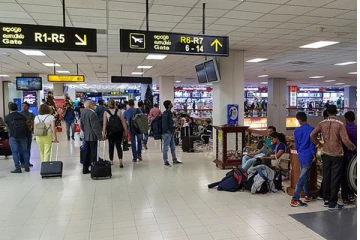 அமெரிக்கா செல்ல முற்பட்ட  பெண் கட்டுநாயக்காவில் திடீர் கைது