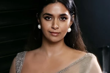 நம்ம கீர்த்தி சுரேஷ்-ஆ இது!! சேலையில் மயக்கும் க்யூட் புகைப்படங்கள்... இதோ..