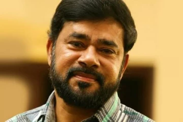 பிரபல பாடலாசிரியர் திடீர் மரணம்: அதிர்ச்சியில் ரசிகர்கள்!