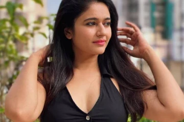 இப்படியொரு போஸ்! புகைப்படத்தை வெளியிட்டு ரசிகர்களை மயக்கும் நடிகை பூனம் பாஜ்வா..