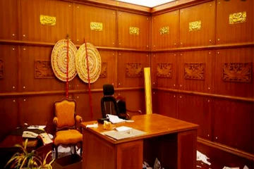 ஜனாதிபதியின் கதிரையில் அமர்ந்து புகைப்படம் எடுத்த பொலிஸாருக்கு வலைவீச்சு!