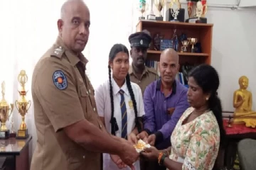 வீதியில் விழுந்து கிடந்த தங்க தாலி ; மாணவி செய்த செயல்!