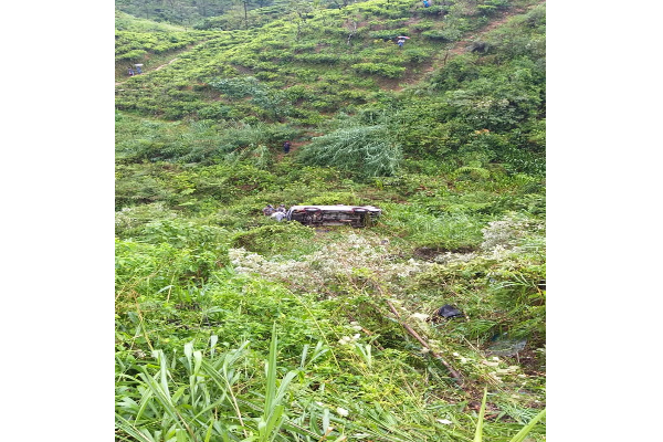 කොවිඩ් මරණයක් රැගෙන ගිය වාහනයක් අනතුරට | Hatton Watavala Police Accident