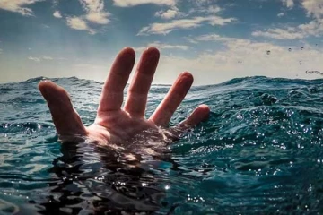 கடலில் அடித்து செல்லப்பட்ட 12 இளைஞர்கள் : ஒருவர் மாயம்