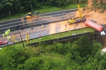 පස්කන්දක් කඩාවැටීමෙන් ප්‍රධාන මාර්ගයක් වැසේ.