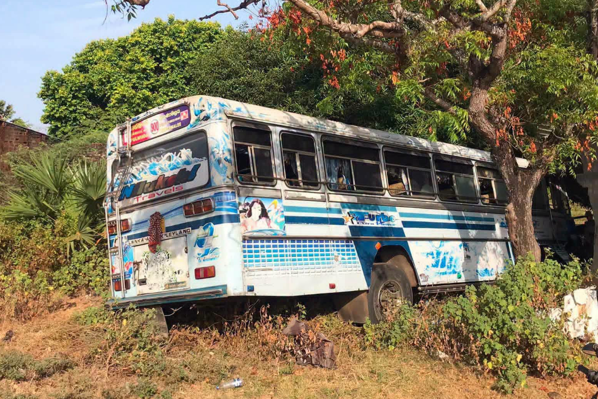 திருகோணமலையில் வீட்டின் மீது பாய்ந்த பேருந்து ; நால்வர் படு காயம் | Bus Crashes Into Trinco House Four Injured