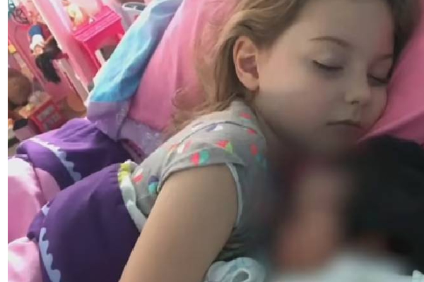 வேறொருவரின் குழந்தையை பெற்றெடுத்த பெண்!  தெரியவந்த அதிர்ச்சிகர உண்மை | Two Mothers Give Birth To Each Other S Babies