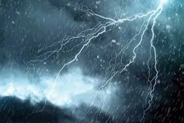 அம்பாறையில் நிலவும் சீரற்ற காலநிலையால் 4 வீடுகள் சேதம் | 4 Houses Damaged Due Inclement Weather In Amparai