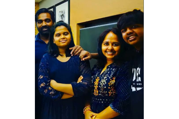 நடிகர் விஜய் சேதுபதி மகளா இது, நன்றாக வளர்ந்துவிட்டாரே- லேட்டஸ்ட் புகைப்படம் | Vijay Sethupathi Latest Family Pic
