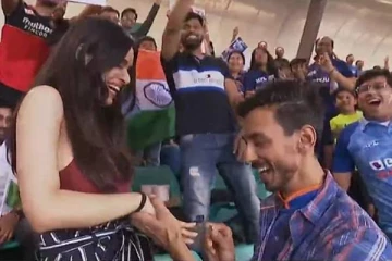 உலகக்கோப்பை போட்டியில் காதலை வெளிப்படுத்திய ரசிகர்! வைரலாகும் வீடியோ