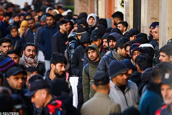 புலம்பெயர் மக்களுக்கு குடியுரிமை கடும் சிக்கலில் முடியும்: ஐரோப்பிய நாடொன்றிற்கு எச்சரிக்கை | Spain Fury Over Migrants Residency