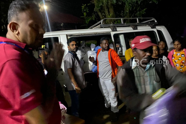 மலையக மக்களுக்காக நள்ளிரவிலும் தொடரும் ஐபிசி தமிழின் நிவாரணப்பணிகள்! | Ibc Tamil Relief Aid Reaches Cyclone Hit Sri Lanka