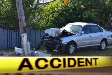 மின் கம்பத்தில் மோதுண்டு தீப்பிடித்த கார் :அதிகாலையில் நடந்த அசம்பாவிதம்