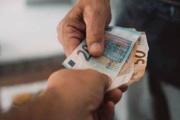 அதிக குறைந்தபட்ச ஊதியம் வழங்கும் நாடுகள் பட்டியலில் பிரான்ஸ்