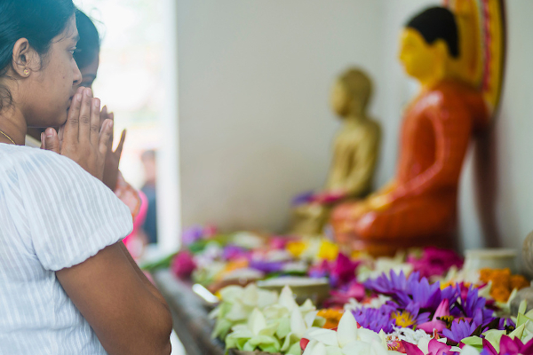 புத்தரை வணங்கிய வெளிநாட்டு பெண் பாலியல் துஸ்பிரயோகம் | Foreign Woman Who Worshiped Buddha Sexually Abused