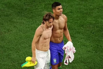 FIFA உலகக் கோப்பை 2022: ஆட்டத்தின் பாதி நேரத்தில் எதிரணி வீரருடன் ஜெர்சியை மாற்றிக் கொண்ட குரோஷிய கேப்டன்!