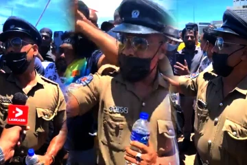 காலிமுகத்திடல் போராட்டத்தில் சீருடையுடன் பங்கேற்ற பொலிஸ் அதிகாரிக்கு பிணை (Video)