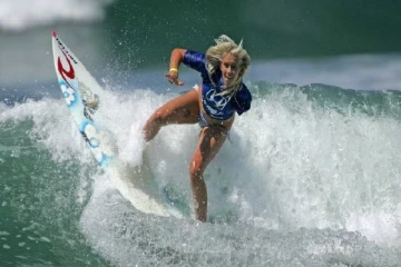 ஒரு கையை இழந்த நிலையில்  அலை சறுக்கில் அசத்தும் அமெரிக்க வீராங்கனை !