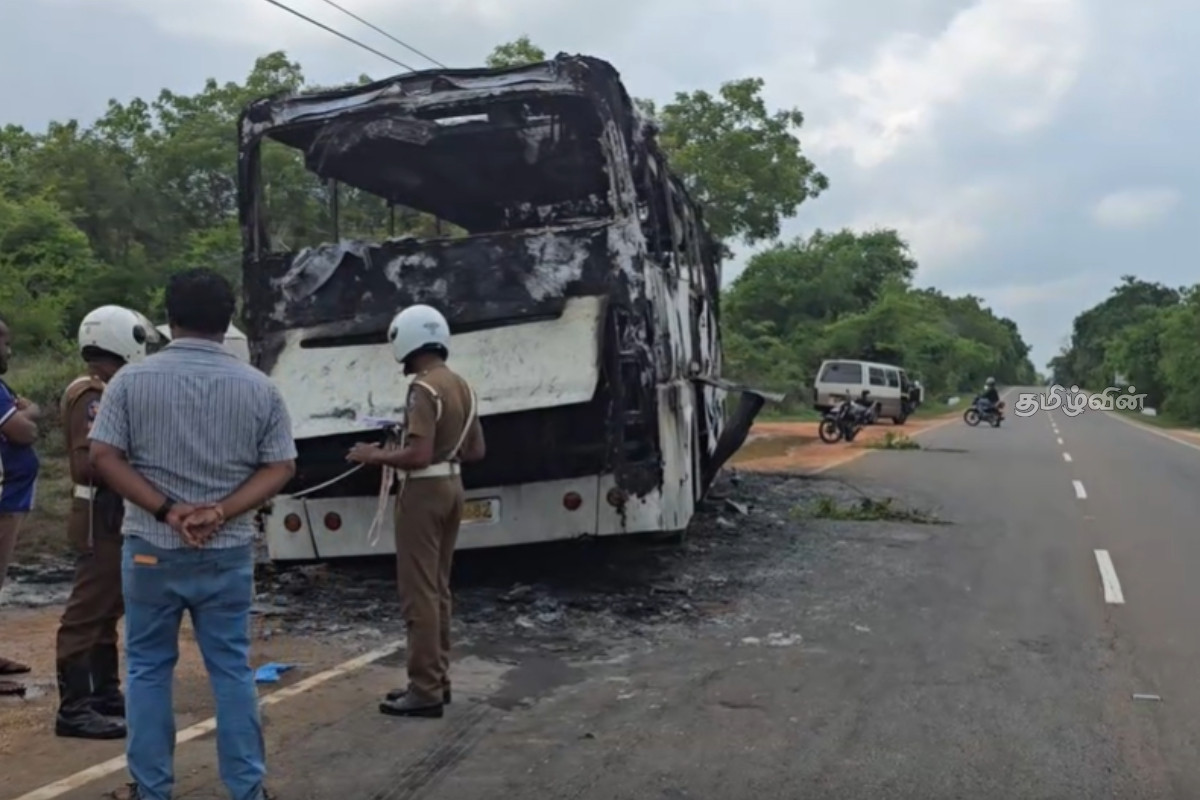 திருகோணமலையில் இருந்து கொழும்பு நோக்கிப் பயணித்த சொகுசுப் பேருந்து தீக்கிரை | Luxury Bus Bound For Colombo Gutted By Fire திருகோணமலையில் இருந்து கொழும்பு நோக்கிப் பயணித்த சொகுசுப் பேருந்து தீக்கிரை | Luxury Bus Bound For Colombo Gutted By Fire