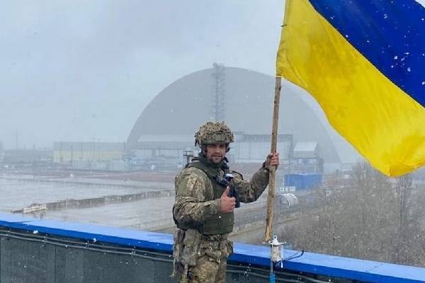 Pembawa bendera Ukraina lagi di pembangkit listrik tenaga nuklir Chernobyl Pembawa bendera Ukraina lagi di pembangkit listrik tenaga nuklir Chernobyl