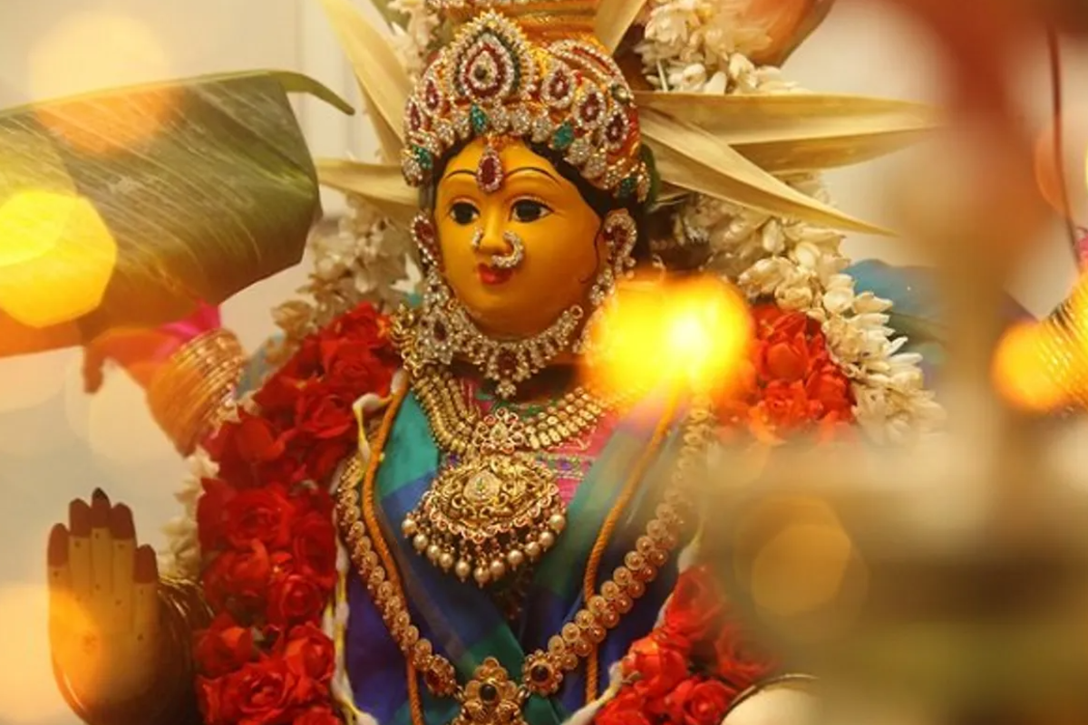 நாளை வேண்டிய வரங்கள் கிடைக்கும் வரலட்சுமி விரதம்; பெண்கள் அவசியம் கடைப்பிடிக்க வேண்டிய விரதம் | Varalakshmi Vratam Pooja Amman Blessings நாளை வேண்டிய வரங்கள் கிடைக்கும் வரலட்சுமி விரதம்; பெண்கள் அவசியம் கடைப்பிடிக்க வேண்டிய விரதம் | Varalakshmi Vratam Pooja Amman Blessings
