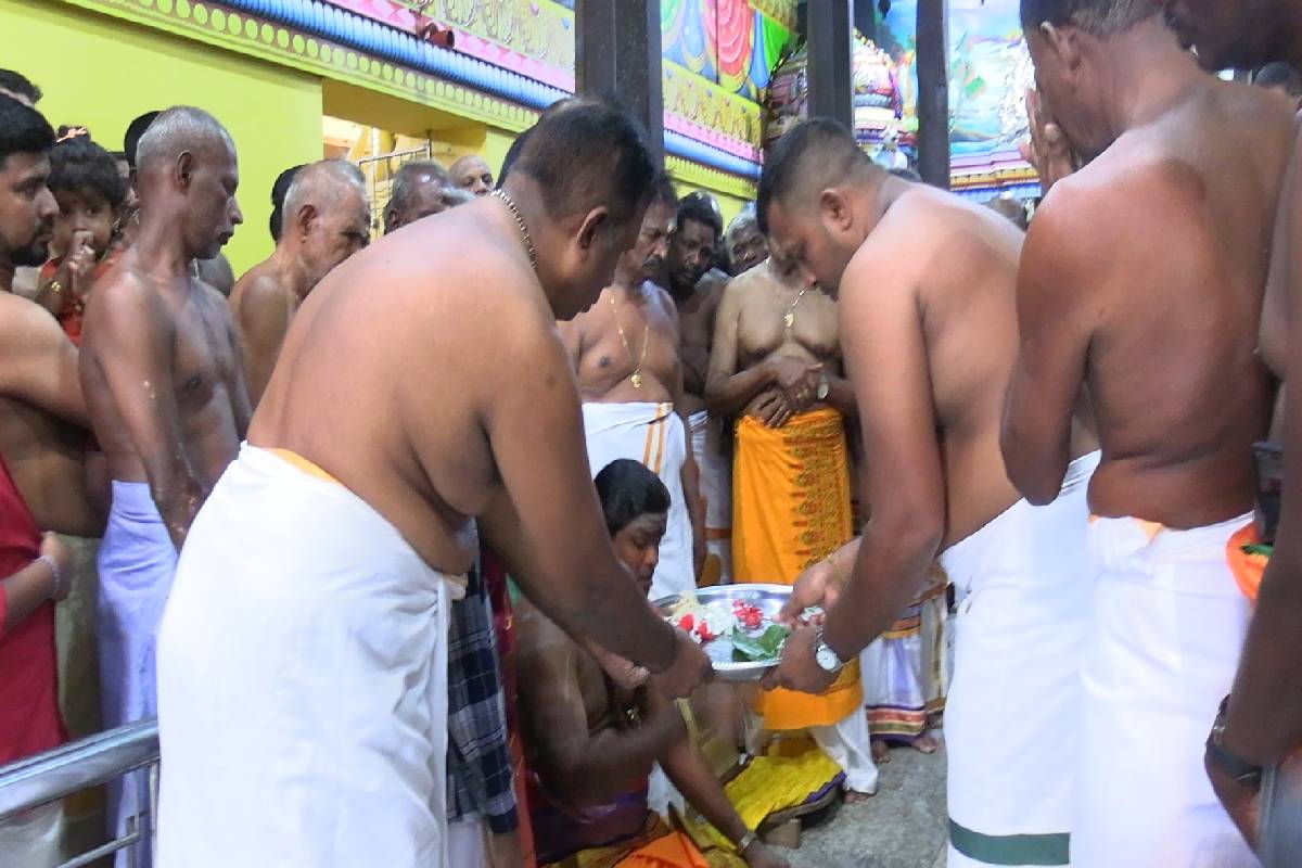 மலர்ந்தது பராபவ சித்திரை புத்தாண்டு ; நாட்டிலுள்ள ஆலயங்களில் விஷேட பூஜை வழிபாடுகள் | Chithirai New Year Pujas And Worships In Temples மலர்ந்தது பராபவ சித்திரை புத்தாண்டு ; நாட்டிலுள்ள ஆலயங்களில் விஷேட பூஜை வழிபாடுகள் | Chithirai New Year Pujas And Worships In Temples