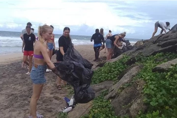 இலங்கை கடற்கரையை சுத்தப்படுத்திய வெளிநாட்டு இளைஞர்,யுவதிகள் (PHOTOS)