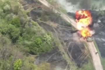 ரஷ்யாவின் அதிநவீன ராணுவ டாங்கியை தாக்கிய உக்ரைன்!