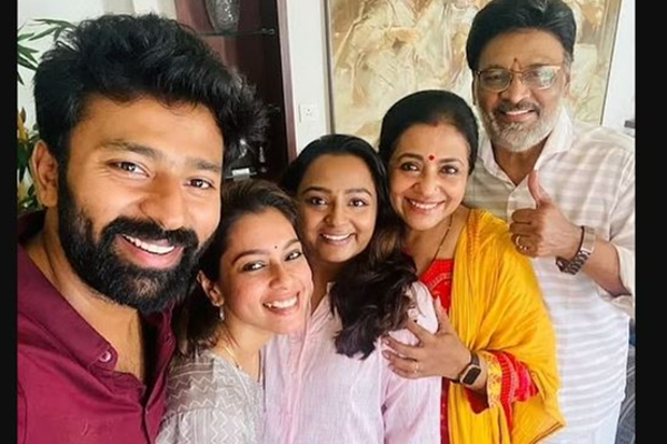 37 வயதாகியும் காதல் தோல்வியால் திருமணமாகாமல் இருக்கும் பாக்யராஜ் மகள்.. தற்போது எப்படி இருக்காங்க தெரியுமா.. | Saranya Bhagyaraj Went Brothers Birthday Party