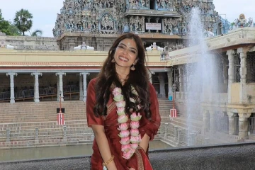 மதுரை மீனாட்சி அம்மன் கோவிலில் நடிகை மாளவிகா மோகனன்! - வைரலாகும் ஸ்டில்கள்