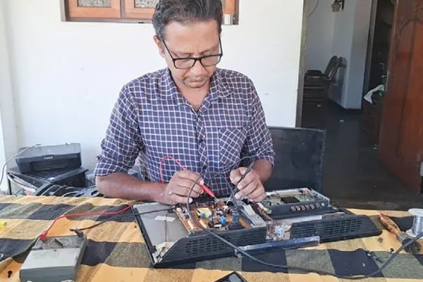 இலங்கையில் இப்படியும் மனிதர்கள்.....! வித்தியாசமான முறையில் உதவி செய்யும் நபர் | Man Helping To Repair Electric Items