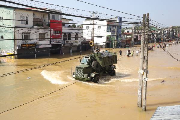 900 கடந்த இறப்பு எண்ணிக்கை... இலங்கை உட்பட பெருவெள்ளத்தில் தத்தளிக்கும் மூன்று நாடுகள் | Floods Death Toll Passes 900