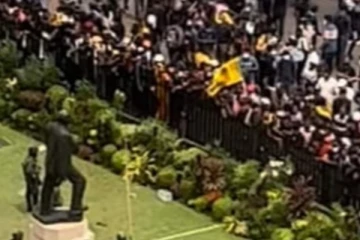 විරෝධතාකරුවන් ජනපති මන්දිර පරිශ්‍රයට ඇතුළු වෙයි..! (PHOTOS)