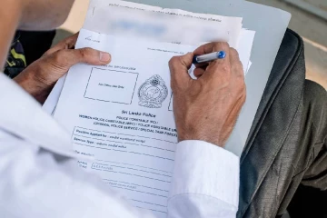 බඳවා ගැනීමේ වයස් සීමාවන් පිළිබඳ අසත්‍ය ප්‍රකාශ සම්බන්ධයෙන් පොලිසියෙන් අනතුරු ඇගවීමක්