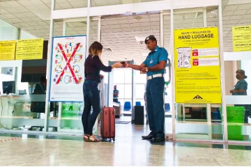 வெளிநாடுகளுக்கு படையெடுக்கும் இலங்கையர்கள்: மத்திய வங்கியின் எச்சரிக்கை