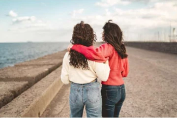 தன்பாலின திருமணம்: பெண்ணை காப்பகத்தில் வைக்க நீதிமன்றம் உத்தரவு!