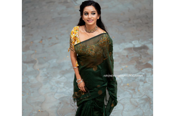மெல்லிய புடவையில் பாக்கியலட்சுமி சீரியல் நடிகை வெளியிட்ட போட்டோஷூட் புகைப்படங்கள்.. இணையத்தில் வைரல் | Baakiyalakshmi Serial Actress Latest Saree Photo