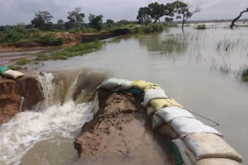 கிளிநொச்சி அய்யங்குளம் தடுப்பணையில் உடைப்பு