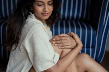 கீர்த்தி பாண்டியன் ஷார்ட் உடையில் கிளாமர் போட்டோஷூட்