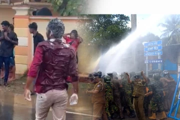 நீர்த்தாரை பிரயோகத்தில் சம்பூ போட்டு குளித்து மகிழ்ந்த மாணவர்கள் (படங்கள்)