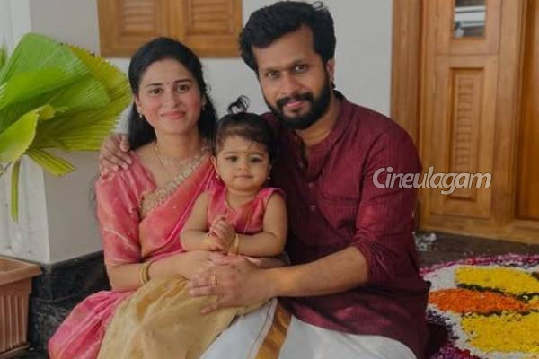 தனது மகளின் முதல் பிறந்தநாளை கொண்டாடிய சீரியல் நடிகை ரித்திகா.. வீடியோவுடன் இதோ | Actress Rithika Celebrates Daughter Birthday