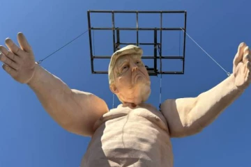 அமெரிக்காவில் சர்ச்சை ஏற்படுத்திய 43 அடி உயர டிரம்பின் நிர்வாண சிலை! வைரல் வீடியோ