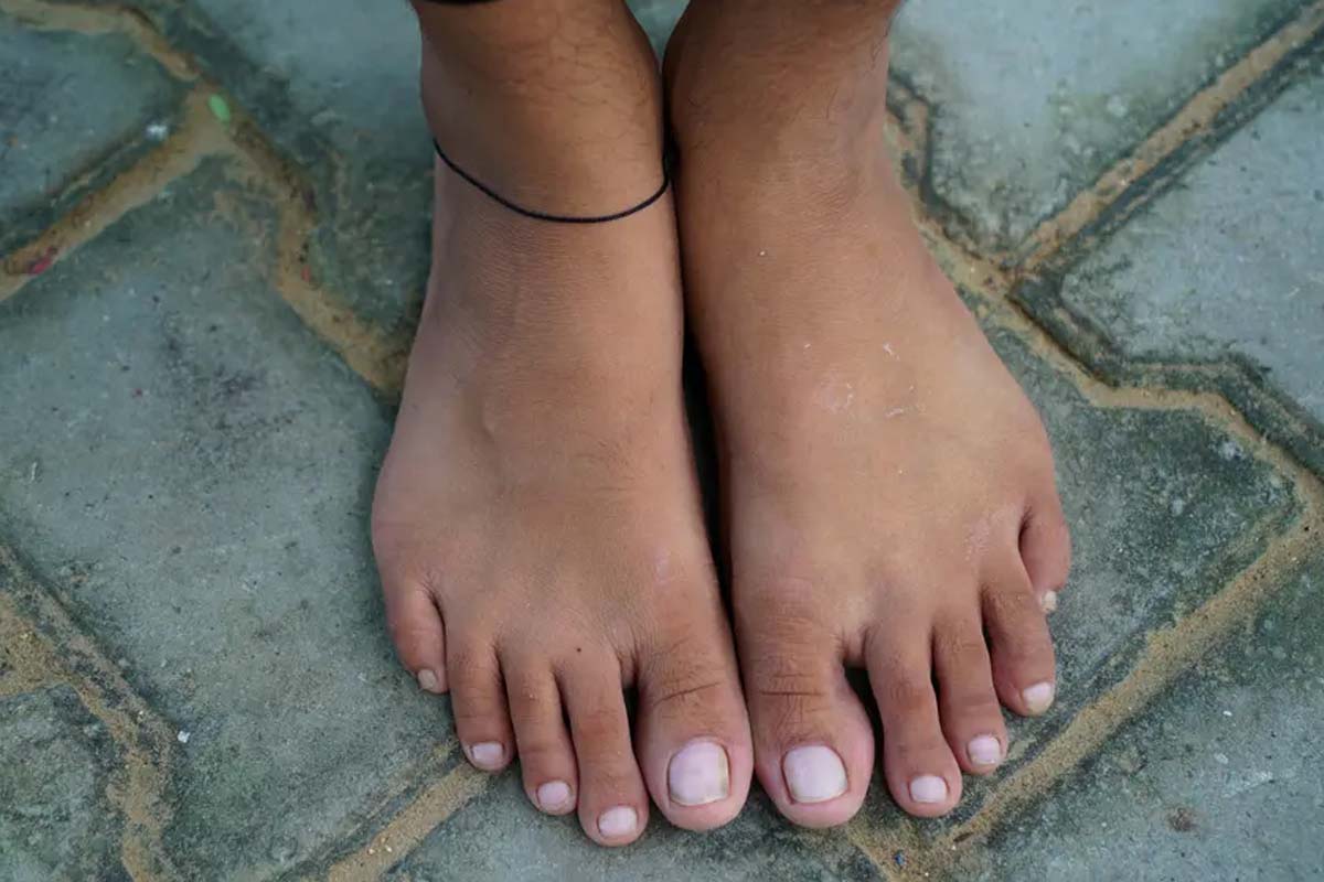 காலில் கருப்பு நிற கயிறு கட்டுவது ஏன்? இதுல இவ்வளவு ரகசியம் இருக்குதாம் | Tying A Black Rope On Leg Which Reason