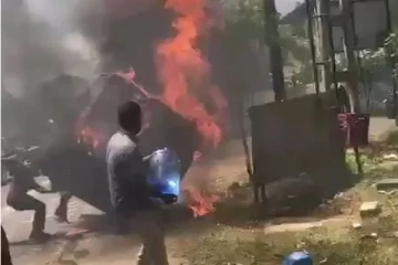 வவுனியாவில் தீப்பிடித்து எரிந்த முச்சக்கரவண்டியால் பதற்றம்!